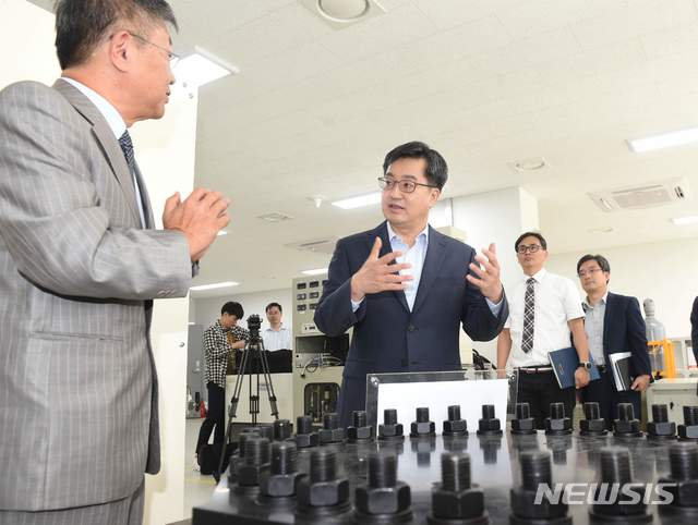 【서울=뉴시스】김동연 부총리 겸 기획재정부 장관이 7일 수소경제 활성화를 위한 현장방문으로 서울 강서구 마곡 소재 (주)엘컴텍을 방문, 관계자로부터 고압 수소발생기기 설명을 듣고 있다. 2018.09.09.07. (사진=기획재정부 제공)&nbsp; photo@newsis.com