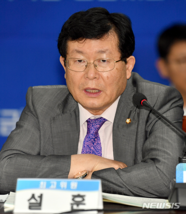 【무안=뉴시스】류형근 기자 = 더불어민주당·전라남도 예산정책협의회가 7일 오전 전남 무안군 삼향읍 전남도청 9층 서재필실에서 열린 가운데 설훈 최고위원이 인사말을 하고 있다. 2018.09.07.&nbsp; hgryu77@newsis.com