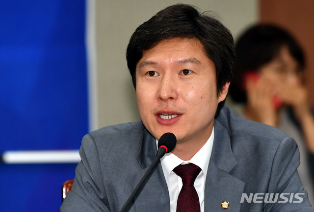 【무안=뉴시스】류형근 기자 = 더불어민주당·전라남도 예산정책협의회가 7일 오전 전남 무안군 삼향읍 전남도청 9층 서재필실에서 열린 가운데 김해영 최고위원이 인사말을 하고 있다. 2018.09.07.&nbsp; hgryu77@newsis.com