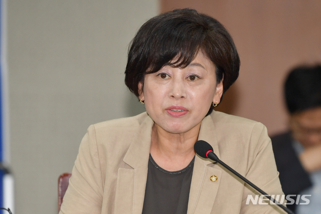 【무안=뉴시스】류형근 기자 = 더불어민주당·전라남도 예산정책협의회가 7일 오전 전남 무안군 삼향읍 전남도청 9층 서재필실에서 열린 가운데 남인순 최고위원이 인사말을 하고 있다. 2018.09.07. hgryu77@newsis.com