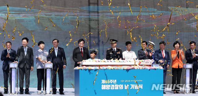 【인천=뉴시스】 김진아 기자 = 이낙연 국무총리, 김영춘 해양수산부 장관, 조현배 해경청장 등 참석자들이 7일 오전 인천 연안부두 해양광장에서 '소통과 공감으로 바다를 안전하게'라는 주제로 열린 제65주년 '해양경찰의 날' 기념식에서 해양안전 다짐 퍼포먼스를 하고 있다. 2018.09.07. bluesoda@newsis.com