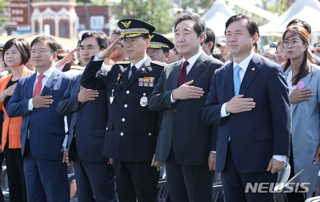 【인천=뉴시스】 김진아 기자 = 이낙연 국무총리, 김영춘 해양수산부 장관, 조현배 해경청장 등 참석자들이 7일 오전 인천 연안부두 해양광장에서 '소통과 공감으로 바다를 안전하게'라는 주제로 열린 제65주년 '해양경찰의 날' 기념식에서 국민의례를 하고 있다. 2018.09.07. bluesoda@newsis.com