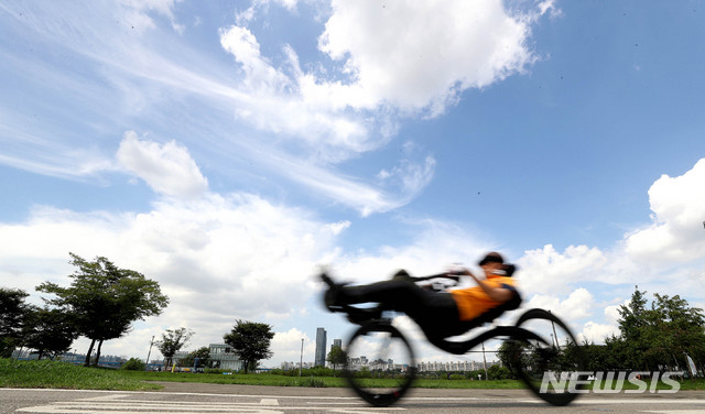 【서울=뉴시스】추상철 기자 = 절기상 백로를 하루 앞둔 7일 오후 서울 서초구 반포한강시민공원에서 시민이 파란 가을하늘 아래 자전거를 타고 있다. 2018.09.07.scchoo@newsis.com