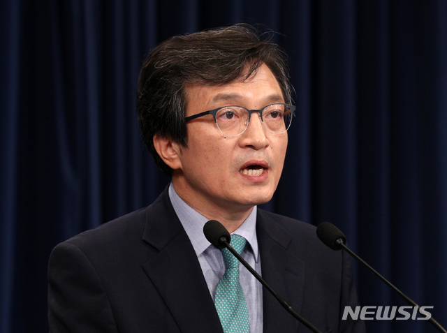 【서울=뉴시스】박진희 기자 = 김의겸 청와대 대변인이 7일 청와대 춘추관 브리핑룸에서 중국, 일본 특사 파견 관련 발표를 하고 있다. 정의용 안보실장은 중국, 서훈 국정원장은 일본에 특사로 파견할 예정이다. 2018.09.07. pak7130@newsis.com