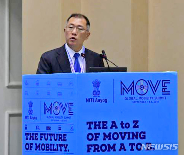 【서울=뉴시스】최동준 기자 = 현대자동차 정의선 부회장이 7일 인도에서 열린 '무브(MOVE) 글로벌 모빌리티 서밋(이하 무브 서밋)'에서 기조연설을 통해 자동차산업 변혁에 대응해 현대차를 스마트 모빌리티 솔루션 제공 업체로 전환을 추진하겠다고 밝혔다. 2018.09.07. (사진=현대자동차 제공)&nbsp; photo@newsis.com