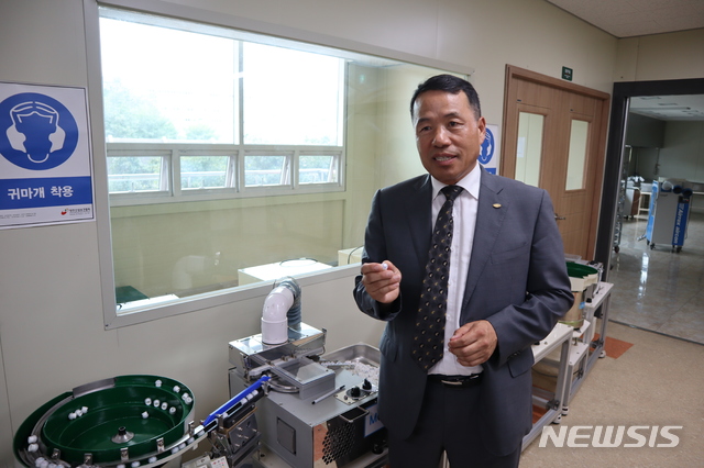 【서울=뉴시스】경남지역 글로벌 강소기업인 드림콘의 김영규(55) 대표가 지난 6일 경남 양산의 콘택트렌즈 생산공장에서 자사 제품에 대해 설명하고 있다. 2018.9.9(사진=중소기업중앙회 제공) photo@newsis.com