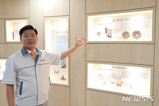 【서울=뉴시스】경남지역 글로벌 강소기업인 경한코리아의 이준형(40) 해외총괄 부사장이 지난 6일 경남 창원의 생산공장에서 자사 제품에 대해 설명하고 있다. 2018.9.9(사진=중소기업중앙회 제공) photo@newsis.com