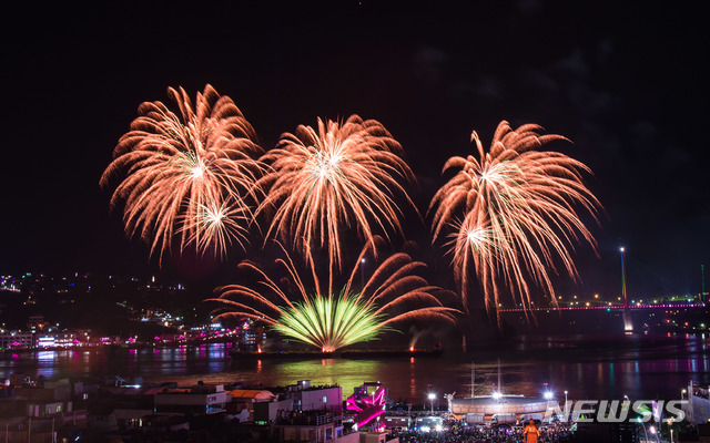 전남 여수시 이순신광장 앞 해상에서 여수밤바다 불꽃축제가 열리고 있다.