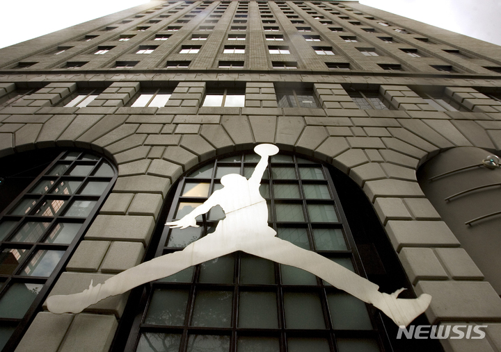 [포틀랜드(미국)=AP/뉴시스] 지난 2009년 9월29일 촬영한 미국 오레건주 포틀랜드 나이키 매장 앞 조던 브랜드 로고. 2021.10.16.