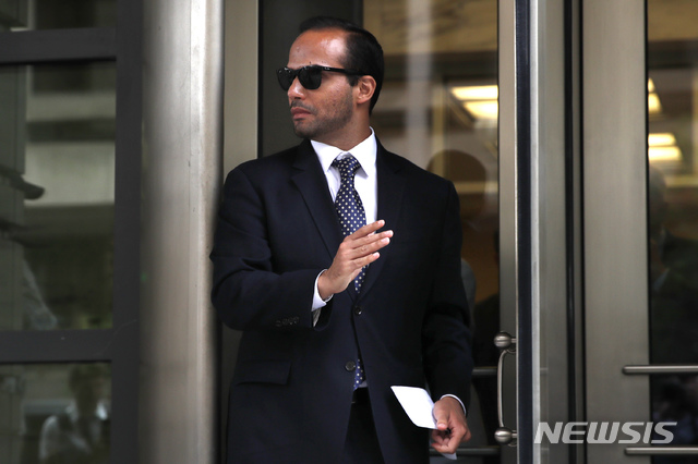 【워싱턴=AP/뉴시스】도널드 트럼프 미 대통령의 선거대책본부에 외교 정책에 대한 자문 역할을 맡았던 조지 파파도풀로스가 7일 워싱턴 연방법원으로부터 연방수사국(FBI)에 거짓 증언을 한 혐의로 14일 구류형을 선고받은 뒤 법원을 나서고 있다. 2018.9.8