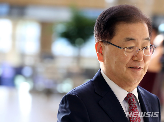 【서울=뉴시스】박주성 기자 = 정의용 청와대 국가안보실장이 8일 오전 서울 강서구 김포국제공항으로 방북 결과 설명을 위해 중국으로 출국하고 있다.  정 실장은 중국을 방문해 장제츠 중앙정치국원과 방북 결과와 관련해 면담을 할 예정이다. 2018.09.08.  park7691@newsis.com