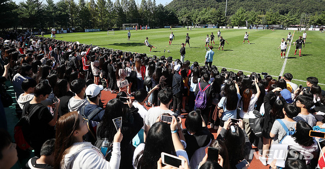 【파주=뉴시스】추상철 기자 = 대한민국 축구대표팀 공개훈련 행사가 열린 8일 오전 경기 파주NFC(국가대표 트레이닝센터)에서 많은 팬들이 선수들의 훈련을 관람하고 있다. 2018.09.08.scchoo@newsis.com