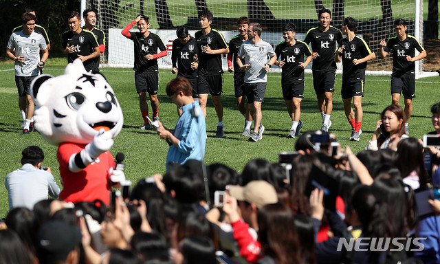 【파주=뉴시스】추상철 기자 = 대한민국 축구대표팀 공개훈련 행사가 열린 8일 오전 많은 팬들이 모인 경기 파주NFC(국가대표 트레이닝센터)에서 선수들이 훈련을 하고 있다. 2018.09.08.scchoo@newsis.com