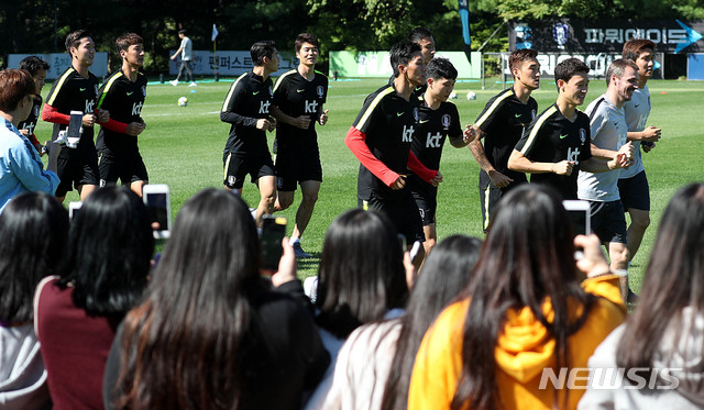 【파주=뉴시스】추상철 기자 = 대한민국 축구대표팀 공개훈련 행사가 열린 8일 오전 많은 팬들이 모인 경기 파주NFC(국가대표 트레이닝센터)에서 선수들이 훈련을 하고 있다. 2018.09.08.scchoo@newsis.com