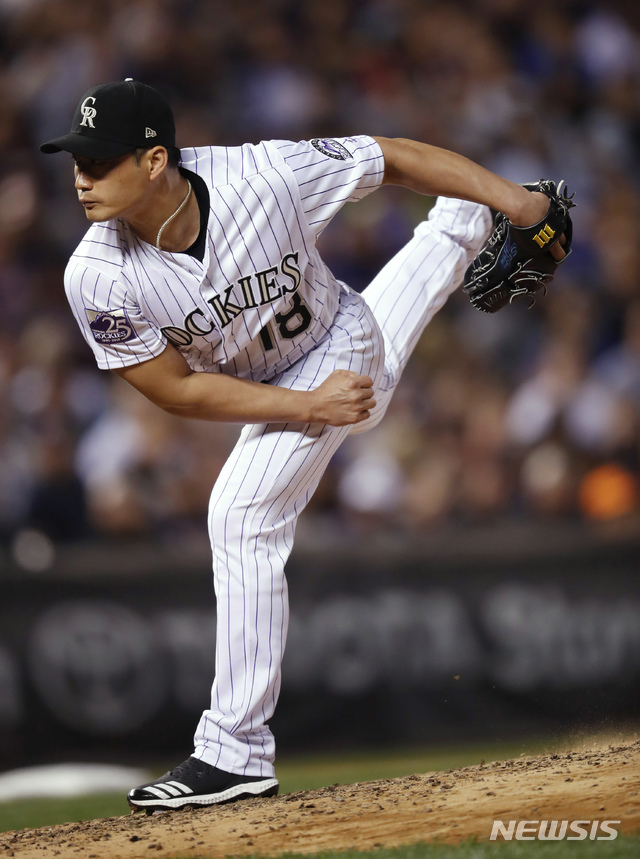 【덴버=AP/뉴시스】 콜로라도 로키스의 오승환이 8일(한국시간) 미국 콜로라도주 덴버의 쿠어스 필드에서 열린 2018 메이저리그(MLB) LA 다저스와의 경기에서 7회초 등판해 역투하고 있다.