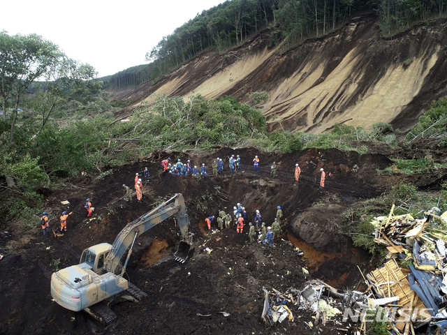 【아쓰마초(일본)=AP/뉴시스】일본 구조대가 8일 지난 6일의 강진으로 큰 피해를 입은 홋카이도(北海島) 아쓰마초(厚眞町)에서 실종자 수색 작업을 펼치고 있다. 강진으로 인한 사망자 수는 이날 심폐정지 12명을 포함해 모두 35명으로 늘어났다. 아쓰마초에서는 아직도 5명이 실종 상태이다. 2018.9.8