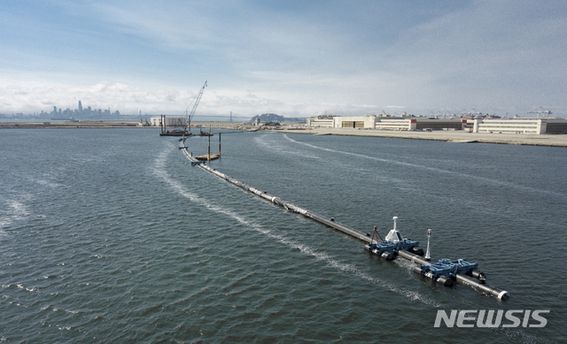 【앨러메다 ( 미 캘리포니아주)= AP/뉴시스】태평양 플래스틱 쓰레기를 없애기 위해 새로 발명된 수거장치가 지난 달 27일 샌프란시스코 인근 앨러메다 항구에서 시운전을 하고 있다. 기술진은 이 장치를 세계 최대의 해양쓰레기로된 하와이 부근 태평양 쓰레기 섬으로 파견하고, 성공할 경우 2020년까지 이 섬의 절반을 없앨 수 있다고 말하고 있다.&nbsp;&nbsp;&nbsp; 