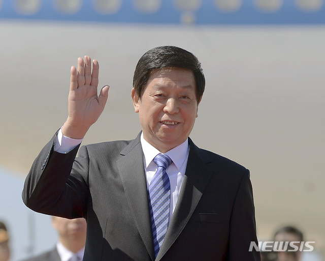  【평양=AP/뉴시스】중국 지도부 서열 3위 리잔수 전국인민대표대회 상무위원장이 8일 북한 평양공항에 도착한 이후 북측 환영인사들에게 손을 흔들고 있다. 리 위원장은 9일 시진핑 국가주석의 '특별대표' 자격으로 북한 정권수립 70주년 기념식에 참석한다. 2018.09.08 