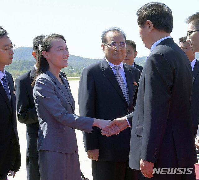 【평양=AP/뉴시스】중국 지도부 서열 3위 리잔수 전국인민대표대회 상무위원장이 8일 북한 평양공항에 도착한 가운데 김정은 북한 국무위원장의 여동생 김여정 당 제1부부장과 악수하고 있다. 리 위원장은 9일 시진핑 국가주석의 '특별대표' 자격으로 북한 정권수립 70주년 기념식에 참석한다. 2018.09.08