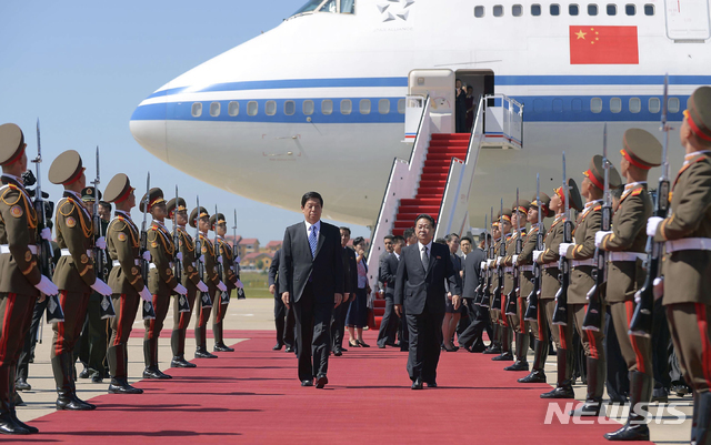 【평양=AP/뉴시스】중국 지도부 서열 3위 리잔수 전국인민대표대회 상무위원장이 8일 북한 평양공항에 도착한 이후 최룡해 북한 노동당 부위원장과 함께 군을 사열하고 있다. 리 위원장은 9일 시진핑 국가주석의 '특별대표' 자격으로 북한 정권수립 70주년 기념식에 참석한다. 2018.09.08