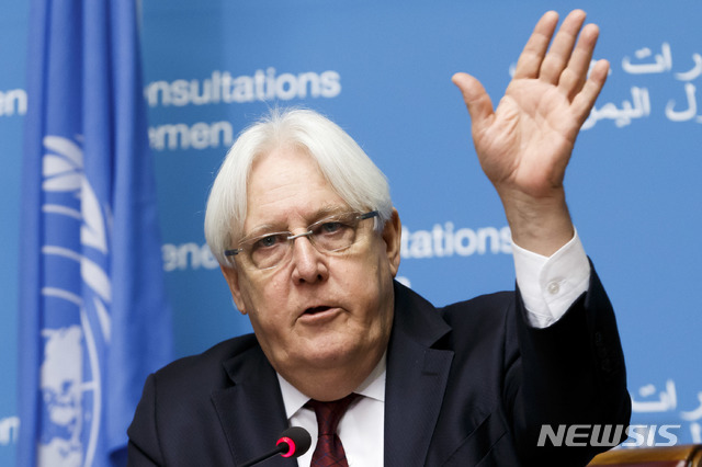 【제네바=AP/뉴시스】8일(현지시간) 마틴 그리피스 유엔 예멘 특사가 스위스 제네바에서 열린 기자회견에서 발언하면서 손을 들고 있다. 그는 유엔의 중재로 2년 만에 재개될 예정이었던 예멘 평화회담이 결국 후티 반군 측이 불참하면서 무산됐다고 밝혔다. 2018.09.08 
