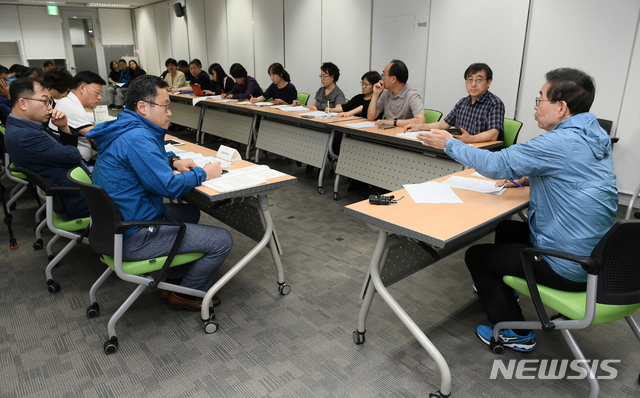 【서울=뉴시스】박원순 서울시장이 8일 심야시청사에서 메르스 긴급점검회의를 주재하고 있다. <사진제공=서울시>