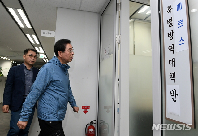 【서울=뉴시스】박원순 서울시장이 8일 심야서울시청사에서 열린 메르스 긴급점검회의에 참석하기 위해 회의장으로 들어가고 있다. <사진제공=서울시>