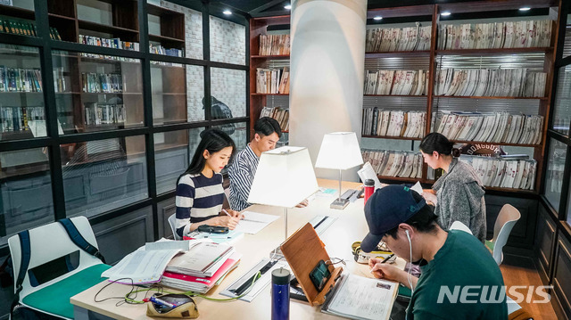 【경주=뉴시스】 이은희 기자 = 동국대 경주캠퍼스 도서관의 학생들.2018.09.09. (사진= 동국대 경주캠퍼스 제공)photo@newsis.com