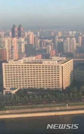 【서울=뉴시스】 북한 정권수립 70주년 열병식 등을 취재하기 위해 북한 평양을 방문 중인 CNN의 윌 리플리 기자가 9일 트위터에 올린 이날 오전 대동강변 모습 곧 열병식이 시작되려는 것인듯, 도로 위에 군 차량들이 빼곡히 줄지어 있다. 사진은 동영상을 캡처한 것이다. <사진출처: CNN 윌 리플리 기자 트위터> 2018.09.09