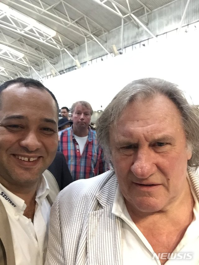 【서울=뉴시스】 프랑스의 국민배우로 사랑받았던 제라르 드파르디외(오른쪽)가 북한 정권수립 70주년 행사에 참석하기 위해 북한 평양을 방문했다고 NK뉴스가 8일(현지시간) 보도했다. 사진은 드파르디외가 전날 평양 양각도 호텔에서 터키 사절단 한 명과 사진을 찍고 있는 모습. 드파르디외는 취재를 거절했지만, 터키 사절단원으로부터 이 사진을 제공받았다고 NK뉴스는 밝혔다.&nbsp; <사진출처:NK뉴스 올리버 호섬 기자 트위터> 2018.09.09