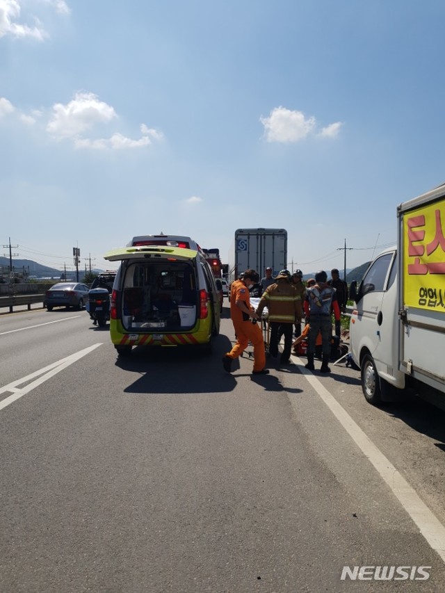 【용인=뉴시스】이병희 기자 = 119 구조대원들이 9일 오전 10시53분께 경기 용인시 처인구 이동읍 45번 국도에서 발생한 오토바이 사고 현장에 출동해 오토바이 운전자 김모(57)씨를 구조하고 있다. 2018.09.09. heee9405@naver.com