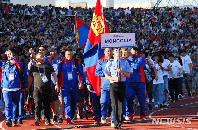 【충주=뉴시스】이병찬 기자 = 9일 충북 충주종합운동장에서 열린 2018충주세계소방관경기대회 개막식에서 몽골 선수단이 입장하고 있다.2018.09.09.&nbsp; bclee@newsis.com 