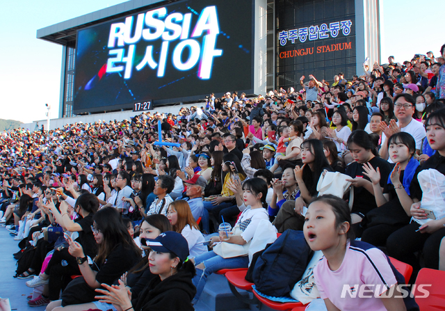 【충주=뉴시스】이병찬 기자 = 9일 충북 충주종합운동장에서 열린 2018충주세계소방관경기대회 개막식에 참석한 충주시민들이 입장하는 선수들에게 갈채를 보내고 있다.2018.09.09.&nbsp; bclee@newsis.com 