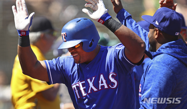 【오클랜드=AP/뉴시스】 현역 은퇴를 선언한 텍사스 레인저스의 아드리안 벨트레.