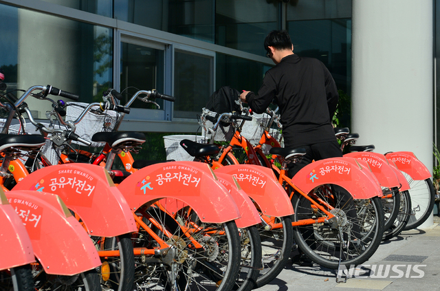 【광주=뉴시스】변재훈 기자 = 오는 28일부터 자전거 안전모 착용이 의무화되는 가운데 지난 8일 오후 광주 서구 치평동 광주시청 앞 공유자전거 대여소에서 안전모를 쓰지 않은 한 시민이 빌린 자전거를 반납하고 있다. 2018.09.09. wisdom21@newsis.com