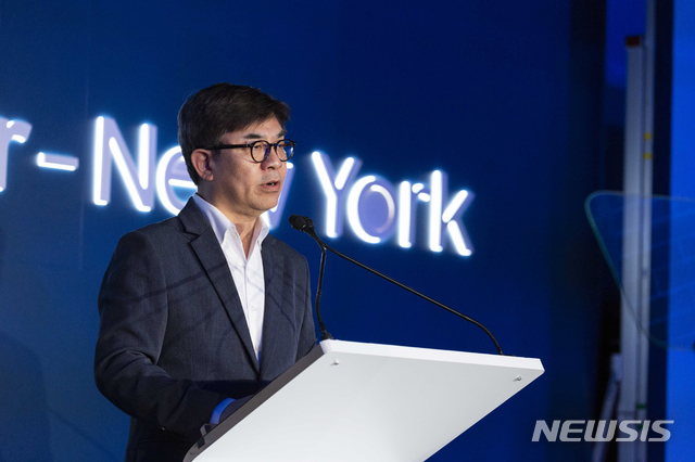 【서울=뉴시스】 7일(현지시간) 미국 뉴욕에서 열린 삼성전자 뉴욕 AI 연구센터 개소식에서 김현석 삼성전자 대표이사가 환영사를 하고 있다. 2018.09.09. (사진=삼성전자 제공) photo@newsis.com