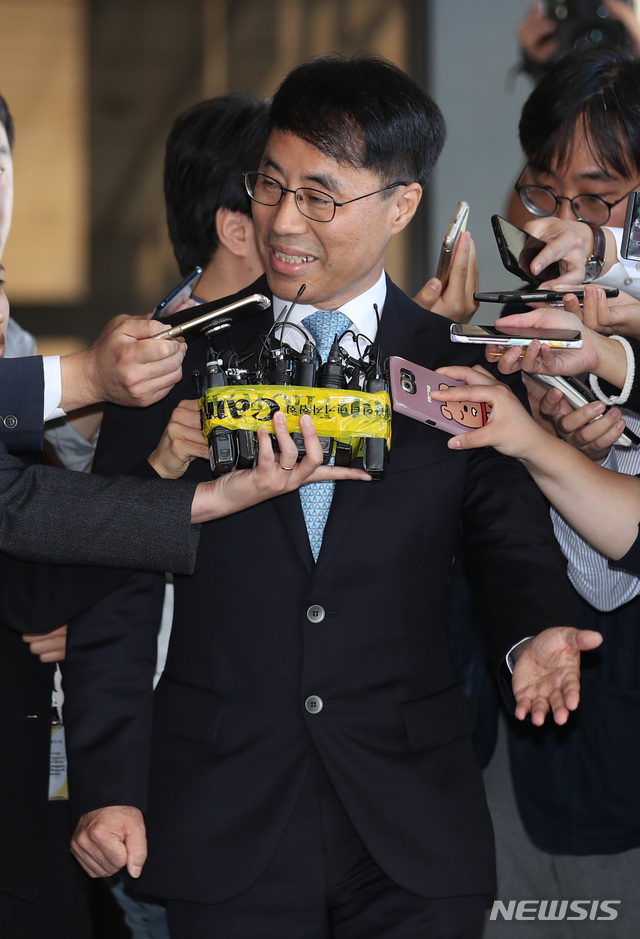 【서울=뉴시스】 김진아 기자 = 유해용 전 대법원 수석재판연구관이 ‘대법원 기밀 유출’ 혐의로 지난 9일 서울 서초구 서울중앙지검에 출석하던 중 취재진의 질문을 받고 있다.&nbsp; 2018.09.09. bluesoda@newsis.com