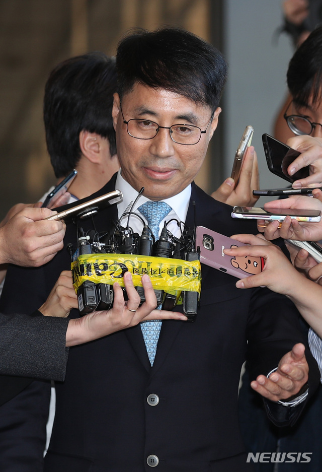 【서울=뉴시스】 김진아 기자 = 유해용 전 대법원 수석재판연구관이 ‘대법원 기밀 유출’ 혐의로 9일 서울 서초구 서울중앙지검에 출석하던 중 취재진의 질문을 받고 있다. 유 전 연구관은 박근혜 전 대통령의 측근인 박채윤 씨 특허소송 상고심과 관련해 재판 쟁점 등을 정리한 보고서를 임종헌 전 법원행정처 차장을 통해 청와대에 넘긴 혐의를 받고 있다. 2018.09.09. bluesoda@newsis.com