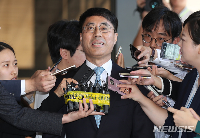 【서울=뉴시스】 김진아 기자 = 유해용 전 대법원 수석재판연구관이 ‘대법원 기밀 유출’ 혐의로 지난 9일 서울 서초구 서울중앙지검에 출석하던 중 취재진의 질문을 받고 있다. 2018.09.09. bluesoda@newsis.com
