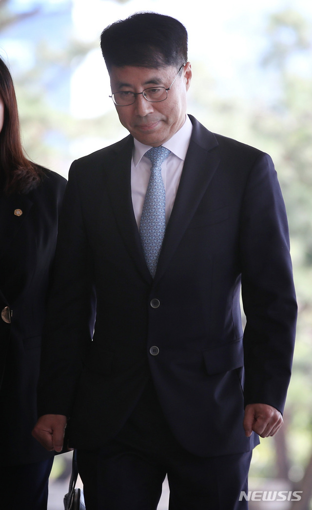 【서울=뉴시스】 김진아 기자 = 유해용 전 대법원 수석재판연구관이 ‘대법원 기밀 유출’ 혐의로 9일 서울 서초구 서울중앙지검에 출석하고 있다.&nbsp;&nbsp; 유 전 연구관은 박근혜 전 대통령의 측근인 박채윤 씨 특허소송 상고심과 관련해 재판 쟁점 등을 정리한 보고서를 임종헌 전 법원행정처 차장을 통해 청와대에 넘긴 혐의를 받고 있다. 2018.09.09. bluesoda@newsis.com