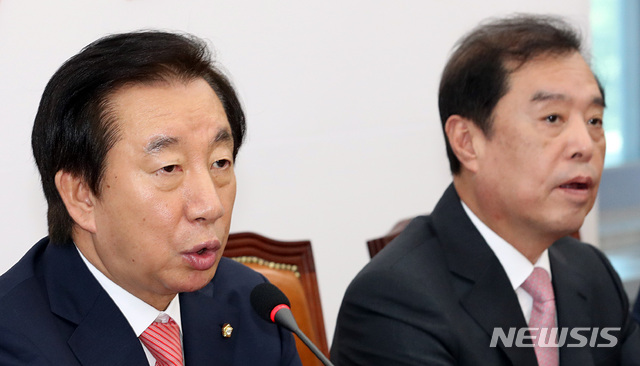 【서울=뉴시스】이종철 기자&nbsp; = 9일 오전 서울 여의도 국회에서 자유한국당 김성태 원내대표가 판문점 선언의 국회 비준안 처리 불가 관련 긴급 기자간담회를 갖고 있다. 2018.09.09.&nbsp; jc4321@newsis.com
