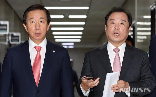 【서울=뉴시스】이종철 기자&nbsp; = 9일 오전 서울 여의도 국회에서 자유한국당 김병준 비상대책위원장과 김성태 원내대표가 판문점 선언의 국회 비준안 처리 불가 관련 긴급 기자간담회를 갖기 위해 회견장으로 가면서 심각하게 의견을 나누고 있다. 2018.09.09.&nbsp; jc4321@newsis.com