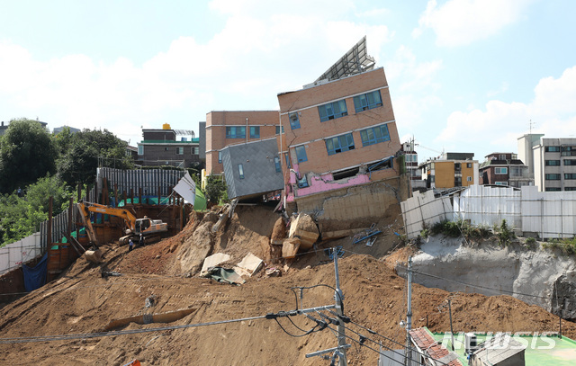 지난해 9월 공사장 흙막이가 무너지면서 건물 일부가 붕괴된 동작구 상도유치원 건물. 뉴시스 사진자료