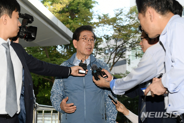 【서울=뉴시스】 박원순 서울시장이 9일 오전 중동호흡기증후군(메르스) 환자를 격리 치료중인 서울 종로구 서울대병원 감염격리병동을 방문하고 있다. 2018.09.09. (사진=서울시  제공) photo@newsis.com