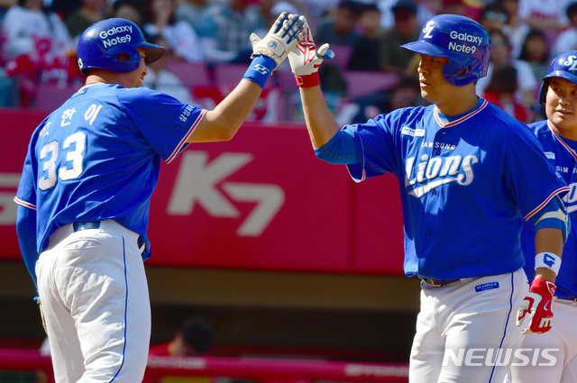 【광주=뉴시스】류형근 기자 = 9일 오후 광주 북구 광주-기아챔피언스필드에서 열린 2018프로야구 KIA 타이거즈 대 삼성 라이온즈의 경기, 3회초 2사 만루에서 삼성 6번타자 강민호가 만루홈런을 친 뒤 하이파이브 하고 있다.&nbsp; 2018.09.09&nbsp; hgryu77@newsis.com