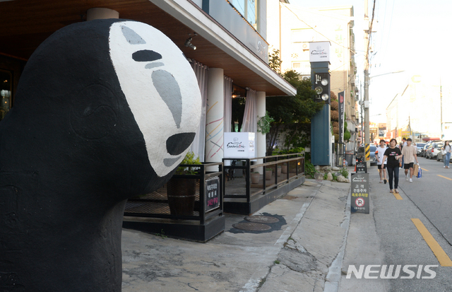 【전주=뉴시스】 김얼 기자 = 9일 전북 전주시 완산구 다가동 일대에 자리 잡은 객리단길이 시민들이 찾는 관광명소로 발돋움하자 일대 가게들이 관심을 끌기 위해 조형물들을 설치했다. 2018.09.09pmkeul@newsis.com