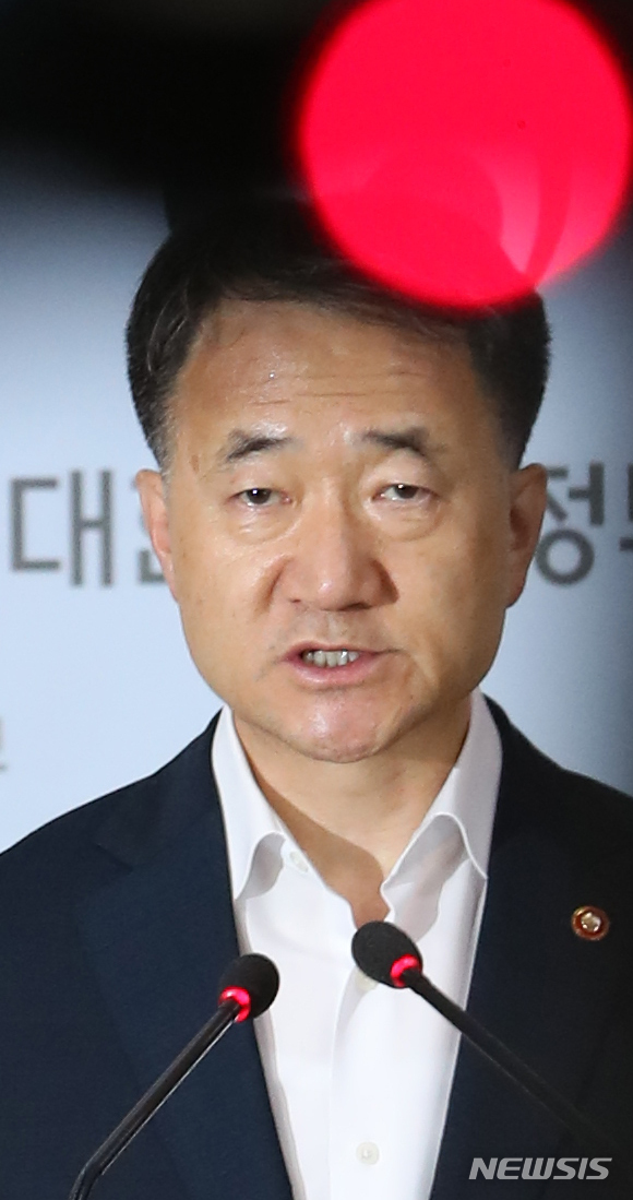 【서울=뉴시스】박주성 기자 = 박능후 보건복지부 장관이 9일 오후 서울 세종로 정부서울청사 브리핑룸에서 메르스(중동호흡기증후군) 확진자 관련 국무총리 주재 긴급 관계장관회의 결과 브리핑을 하고 있다. 2018.09.09. park7691@newsis.com