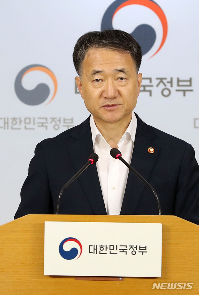 【서울=뉴시스】박주성 기자 = 박능후 보건복지부 장관이 9일 오후 서울 세종로 정부서울청사 브리핑룸에서 메르스(중동호흡기증후군) 확진자 관련 국무총리 주재 긴급 관계장관회의 결과 브리핑을 하고 있다. 2018.09.09. park7691@newsis.com