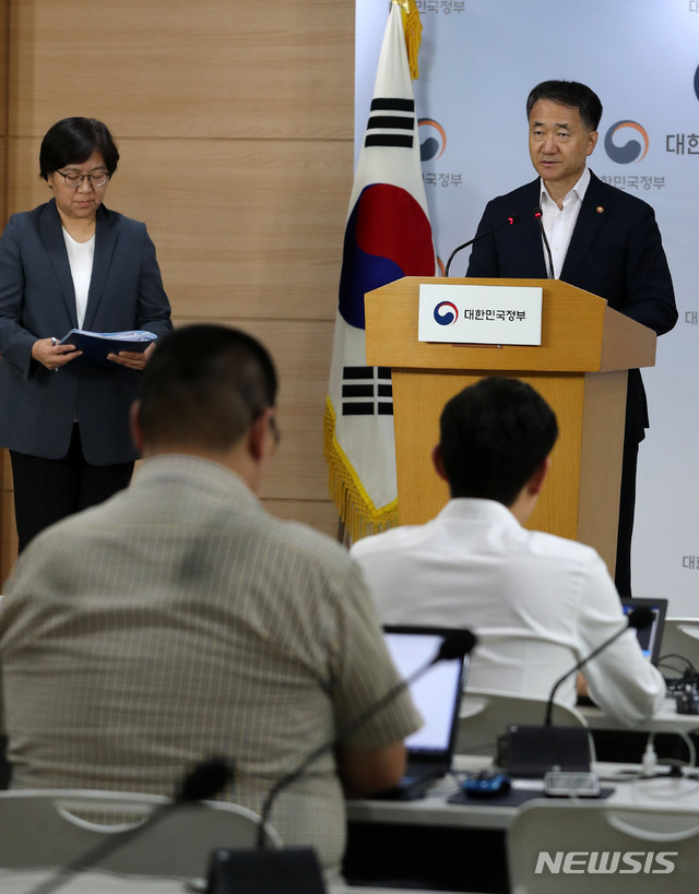 【서울=뉴시스】박주성 기자 = 박능후 보건복지부 장관이 9일 오후 서울 세종로 정부서울청사 브리핑룸에서 메르스(중동호흡기증후군) 확진자 관련 국무총리 주재 긴급 관계장관회의 결과 브리핑을 하고 있다. 2018.09.09. park7691@newsis.com