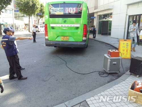 【서울=뉴시스】 서울시는 휘발성오염물질 배출사업장과 마을버스 업체에 대해 자동차 공회전, 배출가스 특별단속을 실시해 총 123건을 적발했다. <사진제공 = 서울시> 2018.09.10 